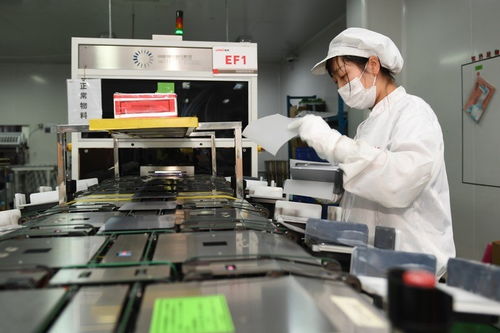 追風逐日 西部新能源基地建設策馬揚鞭，新興能源技術研發開啟綠色新篇章